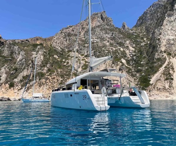 catamarano-a-vela-a-polignano-a-mare-lagoon