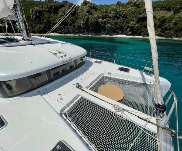 catamarano-a-vela-a-polignano-a-mare-lagoon