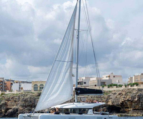 catamarano-a-vela-a-polignano-a-mare-lagoon