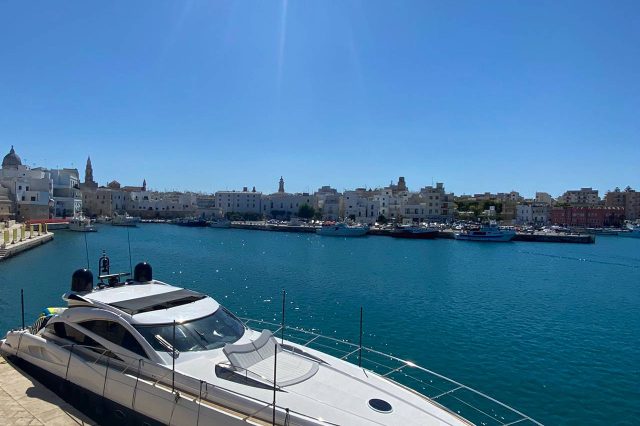 YACHT-A-MOTORE-NOLEGGIO-BARCHE-POLIGNANO-MONOPOLI7