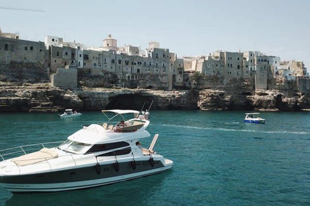 noleggio-yacht-a-motore-monopoli-polignano-a-mare22.jpg