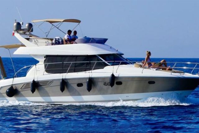 noleggio-yacht-a-motore-monopoli-polignano-a-mare3.jpg
